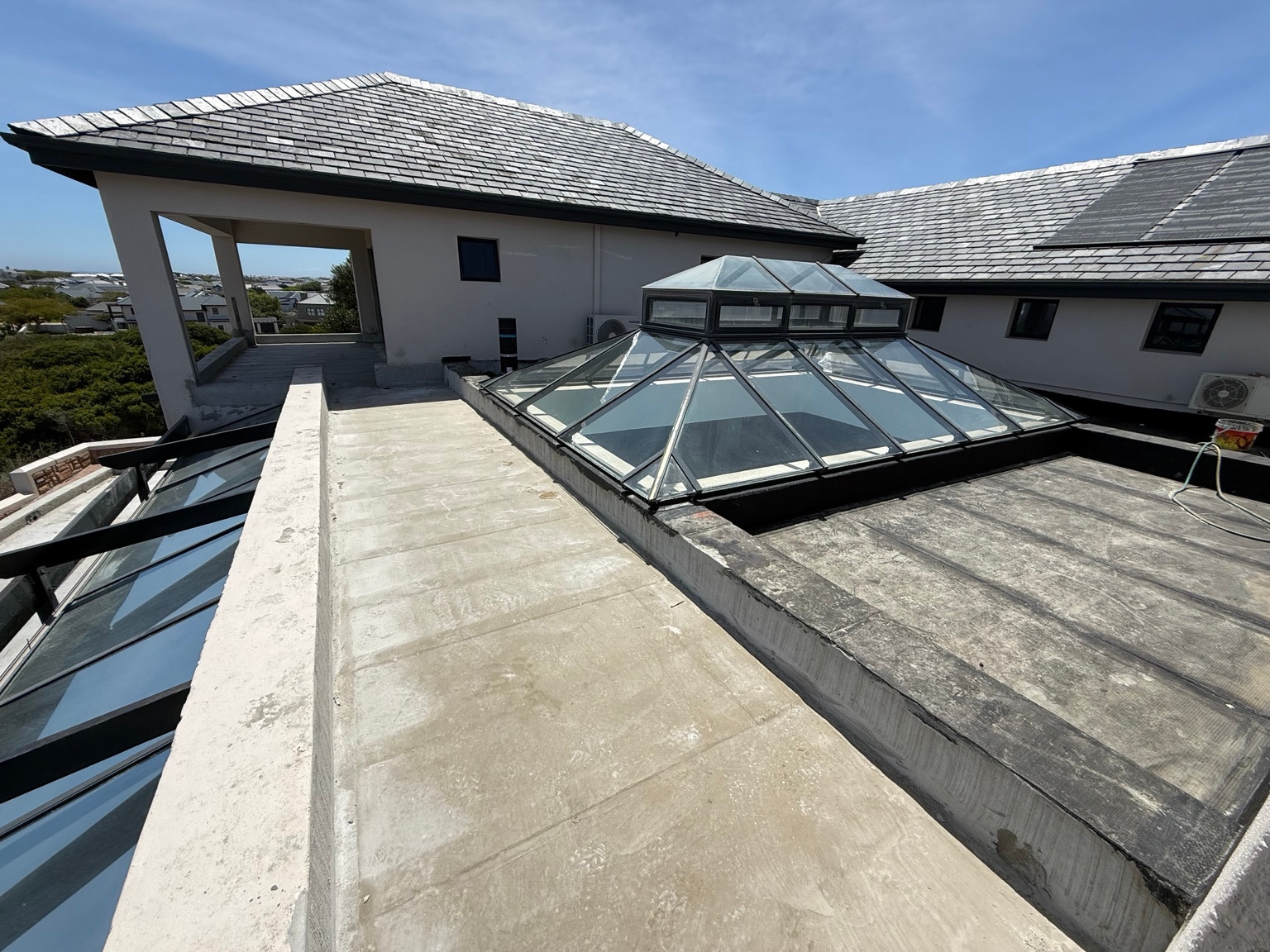 Roof slab waterproofing area surrounding a glazed rooflight